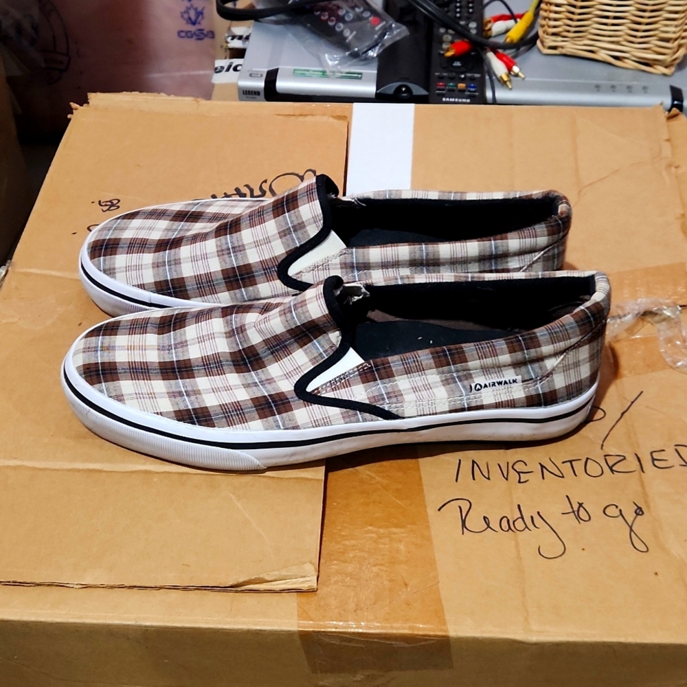 AIRWALK CANVAS SLIP ONS